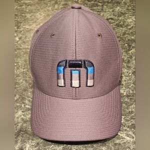 Travis Mathew hat L-XL